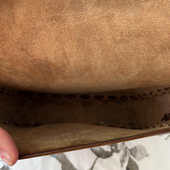 Vintage leather satchel with butterfly decoration - Picture 5 of 6